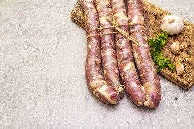 pişmemiş domuz sosisi