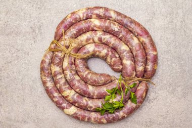 pişmemiş domuz sosisi