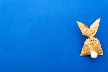 Paskalya tavşanı renkli arka planda yumurta paketleme fikri. Asgari paskalya konsepti, düz konum, kopyalama alanı.