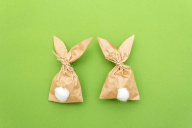 Paskalya tavşanı renkli arka planda yumurta paketleme fikri. Asgari paskalya konsepti, düz yatak, yakın çekim.