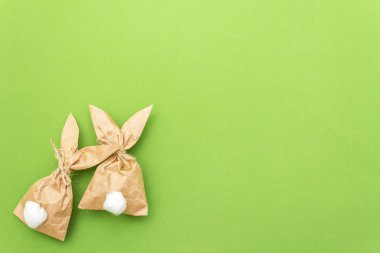 Paskalya tavşanı renkli arka planda yumurta paketleme fikri. Asgari paskalya konsepti, düz konum, kopyalama alanı.