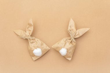 Paskalya tavşanı renkli arka planda yumurta paketleme fikri. Asgari paskalya konsepti, düz yatak, yakın çekim.