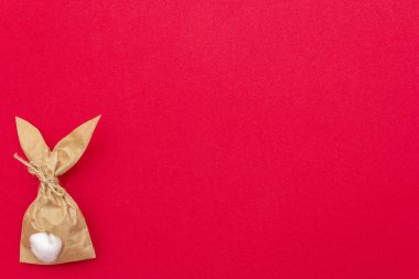 Paskalya tavşanı renkli arka planda yumurta paketleme fikri. Asgari paskalya konsepti, düz konum, kopyalama alanı.