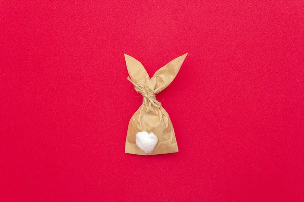 부활절 토끼 종이 선물알은 다채 로운 배경에 DIY 아이디어를 감싼다. 아주 작은어 스터 개념, 평면 배치, 복사 공간. — 스톡 사진