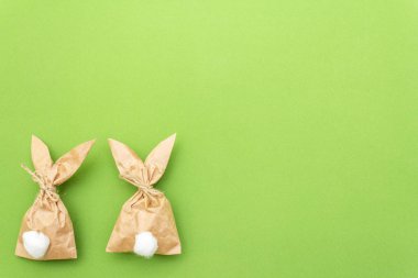 Paskalya tavşanı renkli arka planda yumurta paketleme fikri. Asgari paskalya konsepti, düz konum, kopyalama alanı.