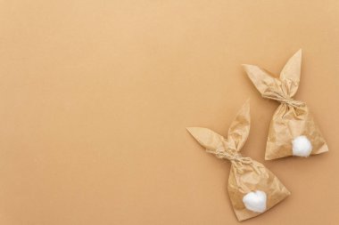 Paskalya tavşanı renkli arka planda yumurta paketleme fikri. Asgari paskalya konsepti, düz konum, kopyalama alanı.