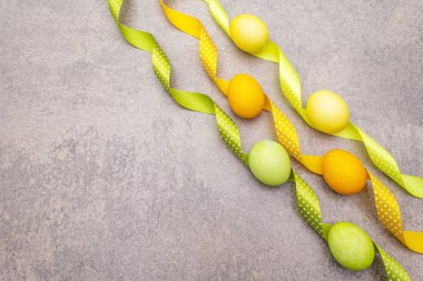 Puantiyeli Paskalya yumurtası konsepti. Bir taş zemin üzerinde, duvar kağıdı, kopyalama alanı, üst görünüm.