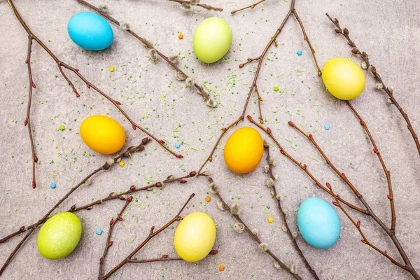 Huevos de Pascua concepto sauce sella ramas, cobertura dulce sobre un fondo de pantalla de piedra, vista superior . —  Fotos de Stock