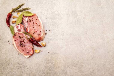 Baharatlı çiğ biftek ve kurutulmuş otlar. Tuz, sarımsak, acı biber, biberiye, arka planda defne yaprağı, üst manzara..