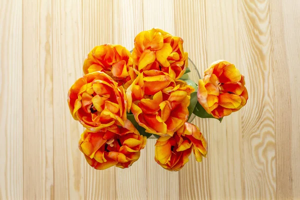 Forår romantisk koncept. Blid tulipan i glas vase på træ baggrund. Kort, tapet, kopieringsrum, nærbillede . - Stock-foto