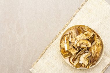 Kurutulmuş mantar boletus edulis (bozuk para çöreği, cep, porcino). Vejetaryen yemeği (vejetaryen yemeği) içerir. Kaliteli keten kumaşla kaplı, ahşap bir kutuda, üst manzara, kapat..