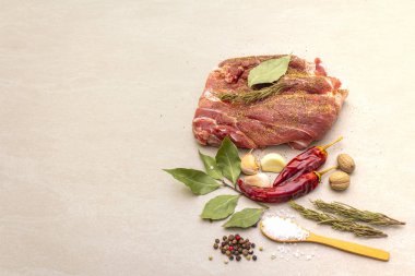 Çiğ domuz omzu. Baharatlar, kuru otlar, sarımsak, biberiye, defne yaprağı, acı biber, hindistan cevizi, biber, tuz. Salamura et için gerekli malzemeler. Taş arkaplan, kopyalama alanı.