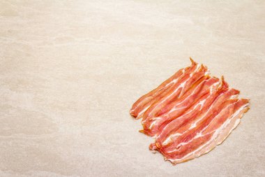 Tütsülenmiş pastırma. Taş zemin üzerinde ham çizgiler.