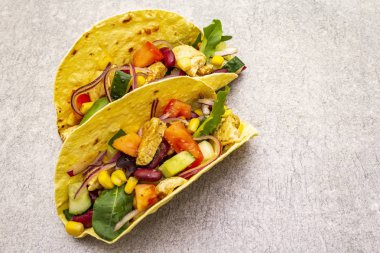 Meksika takosu, tavuk eti, kırmızı fasulye, taze sebze. Latin Amerika yemekleri, taştan arka plan, yakın plan..