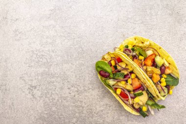 Meksika takosu, tavuk eti, kırmızı fasulye, taze sebze. Latin Amerika yemekleri, taş zemin, kopyalama alanı.