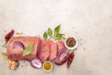 Çiğ domuz filetosu, sebze ve baharatlı. Et pişirme arka planı, taştan arka planda taze kemiksiz biftek, üst manzara, kopyalama alanı.
