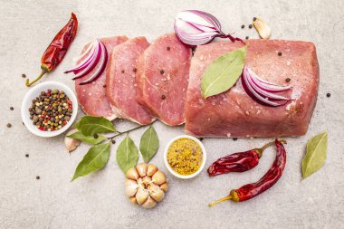 Çiğ domuz filetosu, sebze ve baharatlı. Et pişirme arka planı, taştan arka planda taze kemiksiz biftek..