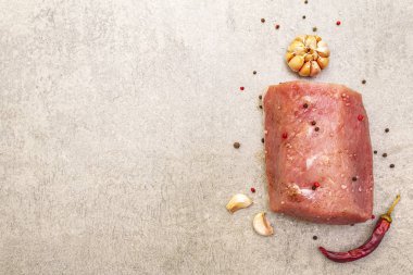 Çiğ domuz filetosu, sebze ve baharatlı. Yemek pişirme arka planı, taştan arka planda taze kemiksiz biftek, fotokopi alanı, üst görünüm.