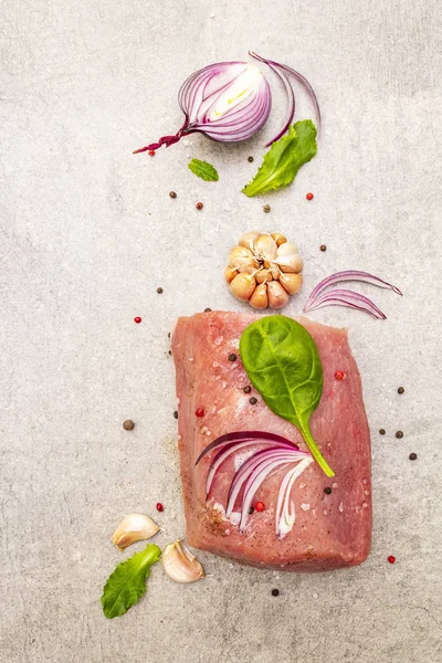 Solomillo de cerdo crudo con verduras y especias. Cocinar fondo de carne, carne fresca sin hueso filete sobre fondo de piedra, vista superior . — Foto de Stock
