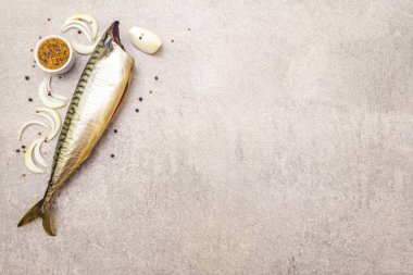 Tütsülenmiş uskumru leşi. Dijon hardalı, soğan, karabiber, kişniş. Bir taş arkaplanda, üst görünümde, boşluğu kopyala.