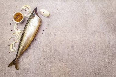 Tütsülenmiş uskumru leşi. Dijon hardalı, soğan, karabiber, kişniş. Bir taş arkaplanda, üst görünümde, boşluğu kopyala.