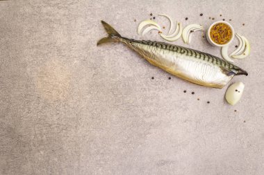 Tütsülenmiş uskumru leşi. Dijon hardalı, soğan, karabiber, kişniş. Bir taş arkaplanda, üst görünümde, boşluğu kopyala.