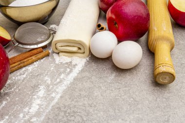 Elmalı turta malzemeleri pişirme konsepti. Tarçınlı taze elmalar, un, şeker, yumurta. Taş zemin üzerinde pişirme işlemi, kapat