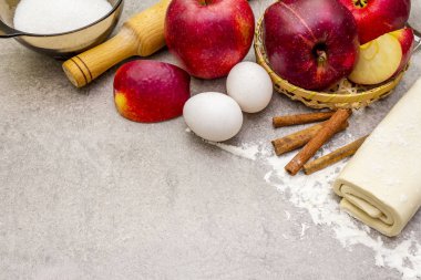 Elmalı turta malzemeleri pişirme konsepti. Tarçınlı taze elmalar, un, şeker, yumurta. Taş zemin üzerinde pişirme işlemi, kapat