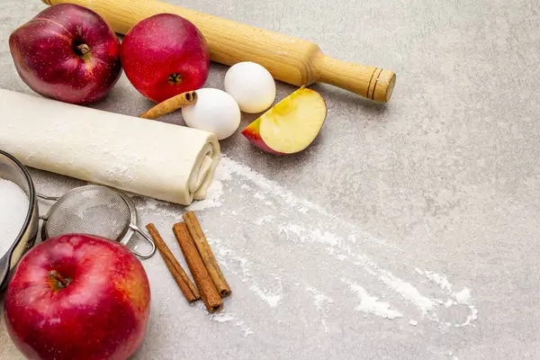 Apfelkuchen Zutaten Backkonzept. frische Äpfel mit Zimt, Mehl, Zucker, Eiern. Kochprozess auf Steinhintergrund, Draufsicht — Stockfoto