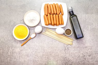 Sosisli sandviç malzemeleri. Geleneksel Amerikan sokak yemekleri. Taş zemin üzerinde, üst görünüm.