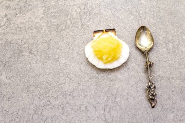 Deniz kabuklarında kapelin yumurtası. Hafif tuzlu havyar aperatifi, arka planda gümüş kaşık, üst manzara.