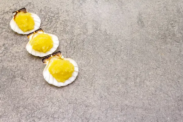貝殻のカペリンの卵。石の背景に軽く塩辛のキャビアスナック。 — ストック写真