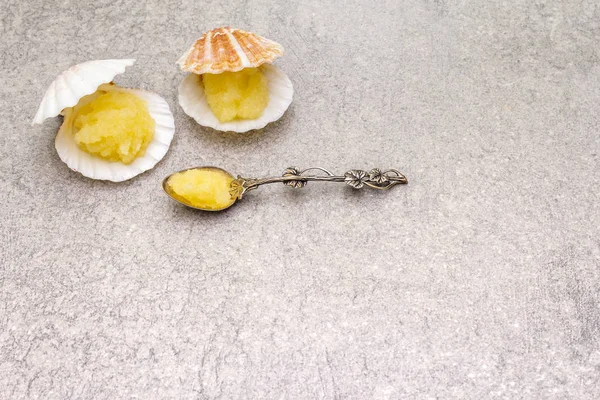 貝殻のカペリンの卵。石の背景に銀のスプーンで軽く塩辛のキャビアスナック。 — ストック写真