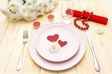 Romantik yemek konsepti. Sevgililer Günü, 8 Mart ya da düğün. Masa düzenleme, aşk kalpleri, hediye ve çiçekler. Ahşap arka planda