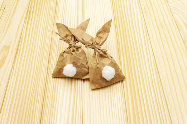 Easter bunny (rabbit) paper gift wrapping idea. Handicraft (homemade) concept for children (kids). On wooden background — Φωτογραφία Αρχείου