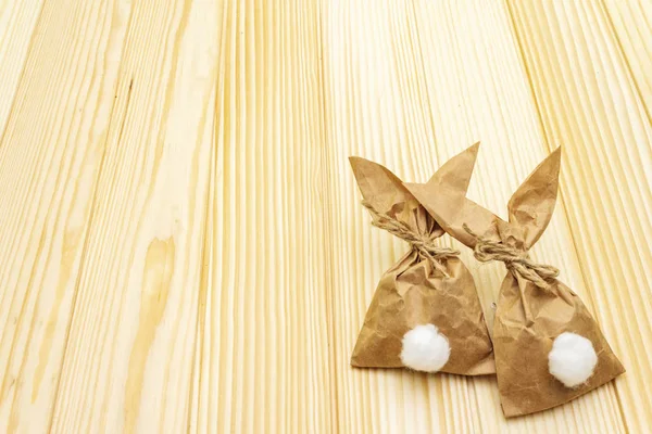 Easter bunny (rabbit) paper gift wrapping idea. Handicraft (homemade) concept for children (kids). On wooden background — Φωτογραφία Αρχείου