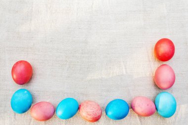 Paskalya konsepti pembe (pembe) ve mavi yumurta çerçevesi. Eski kumaş (keten) arka planında