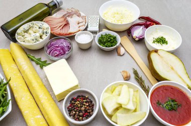 Paskalya tavşanı (tavşan) ve tavuk yumurtası çocuklar (çocuklar) yiyecek konsepti. Pembe tabakta havuç var. Ahşap arkaplan, üst manzara