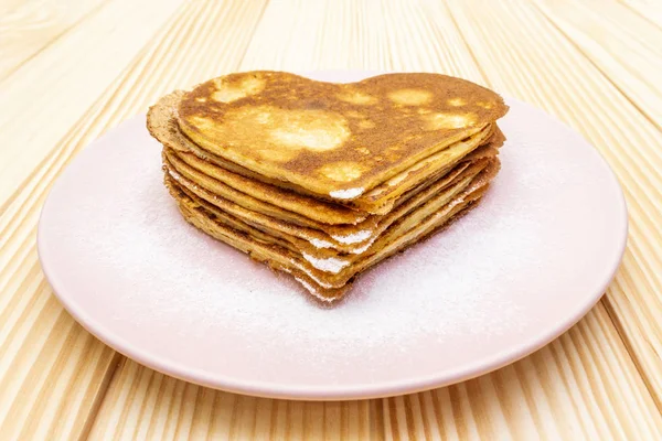 Crêpes en forme de coeur pour le petit déjeuner romantique. Concept de Shrovetide (carnaval). Sur fond en bois — Photo