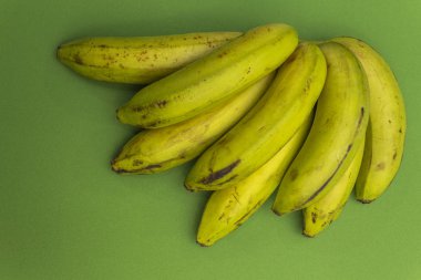 Farklı arkaplanda muzlar