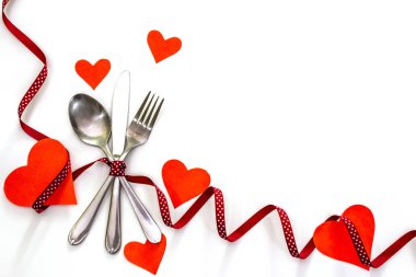 Kırmızı kalpler, kurdeleler, kaşık, çatal, bıçak
