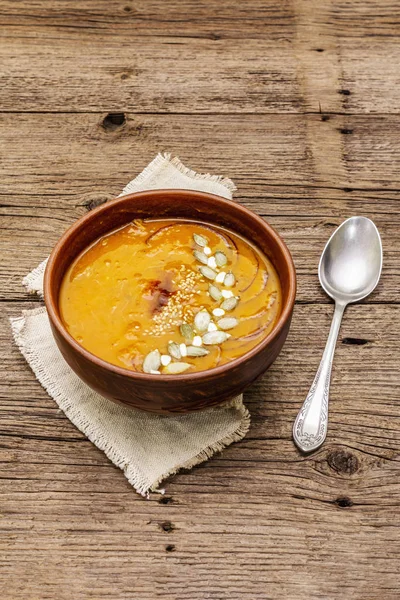Осенний тыквенный сливочный суп. Традиционные ингредиенты, концепция здорового питания. Салфетка, старинный деревянный фон — стоковое фото