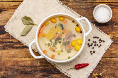 Şeffaf ördek çorbası, mantı ve sebze. Geleneksel bulyon, sağlıklı yemek. Eski tahta arkaplan