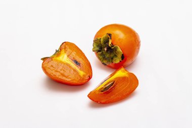 Olgunlaşmış tek bir hurma. Taze meyve, yarısı dilimlenmiş, tohum. Beyaz arkaplanda izole