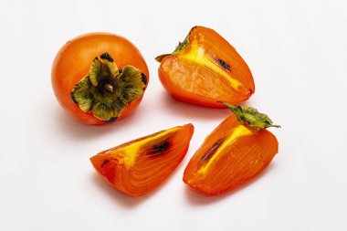 Olgunlaşmış tek bir hurma. Taze meyve, yarısı dilimlenmiş, tohum. Beyaz arkaplanda izole