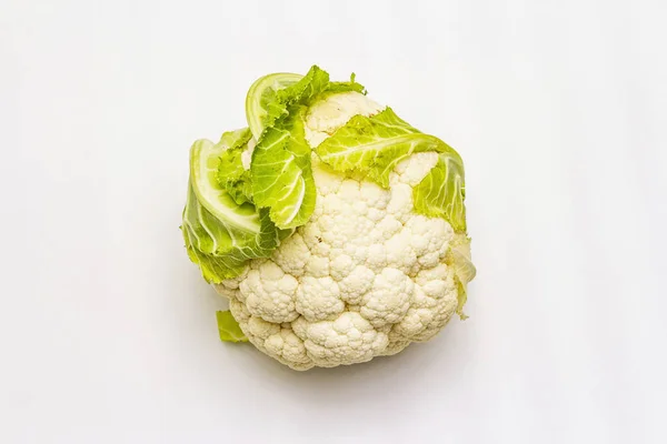 Ripe single cauliflower. Fresh whole head of cabbage, green leaves. Isolated on white background — Stock Photo, Image