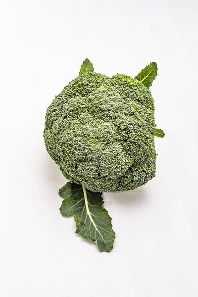 Mogen enkel broccoli. Färska hela kålhuvuden, gröna blad. Isolerad på vit bakgrund — Stockfoto