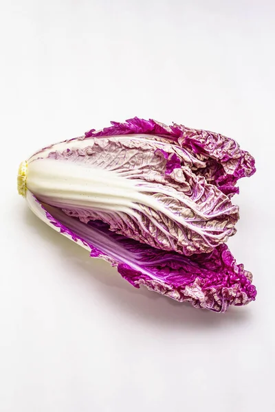 単一の紫色のナパキャベツを熟す。キャベツの新鮮な全体の頭。白地に隔離された — ストック写真