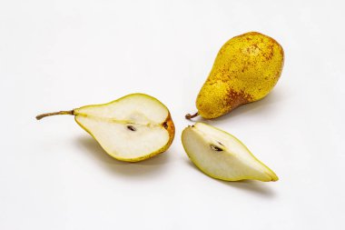 Olgunlaşmış tek bir armut. Taze meyve, yarısı dilimlenmiş, tohum. Beyaz arkaplanda izole