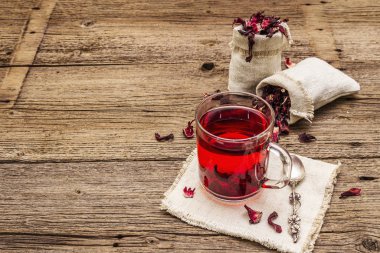 Sıcak amber çayı. Kuru yapraklar, keten çuvallar. Sağlıklı gıda ve kişisel bakım konsepti. Eski tahta arka planlar.